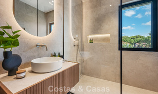 High-end, beachside villa met dakterras en jacuzzi waarvan zeezicht te koop ten oosten van Marbella centrum 799231 