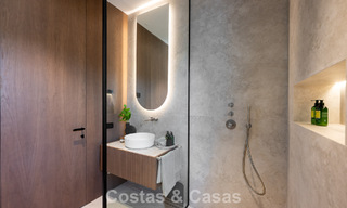High-end, beachside villa met dakterras en jacuzzi waarvan zeezicht te koop ten oosten van Marbella centrum 799232 