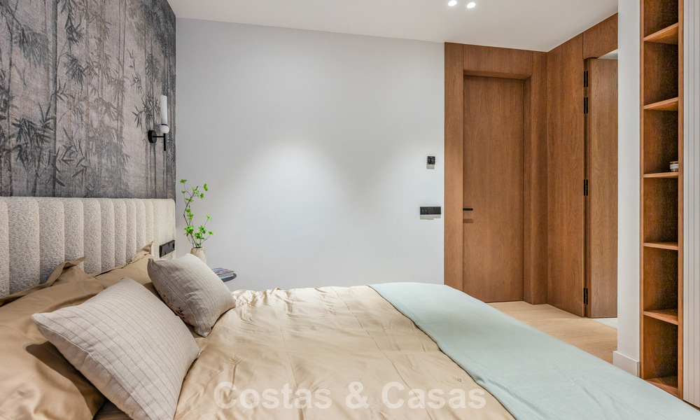 High-end, beachside villa met dakterras en jacuzzi waarvan zeezicht te koop ten oosten van Marbella centrum 799235