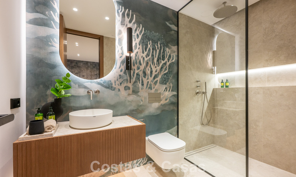 High-end, beachside villa met dakterras en jacuzzi waarvan zeezicht te koop ten oosten van Marbella centrum 799236
