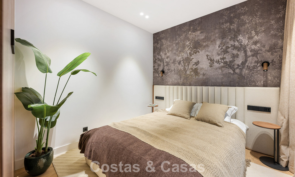 High-end, beachside villa met dakterras en jacuzzi waarvan zeezicht te koop ten oosten van Marbella centrum 799240