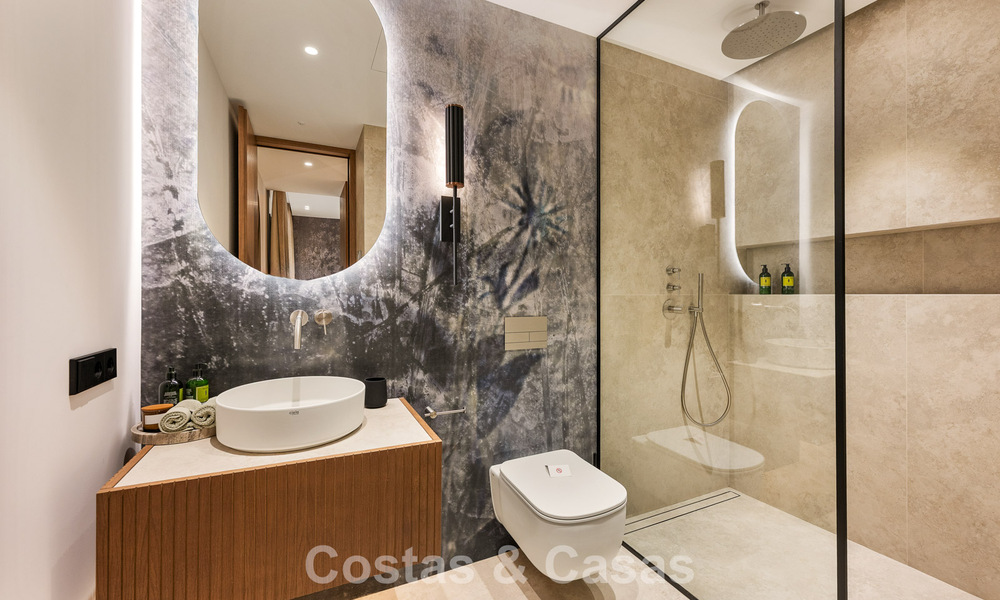 High-end, beachside villa met dakterras en jacuzzi waarvan zeezicht te koop ten oosten van Marbella centrum 799243