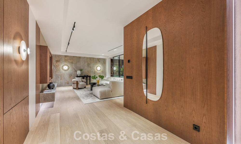 High-end, beachside villa met dakterras en jacuzzi waarvan zeezicht te koop ten oosten van Marbella centrum 799246