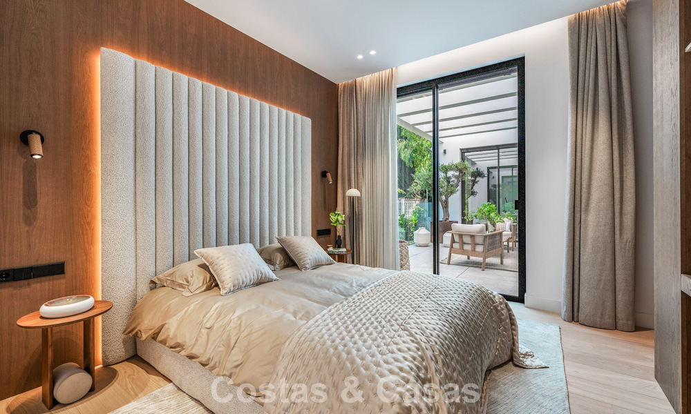High-end, beachside villa met dakterras en jacuzzi waarvan zeezicht te koop ten oosten van Marbella centrum 799259