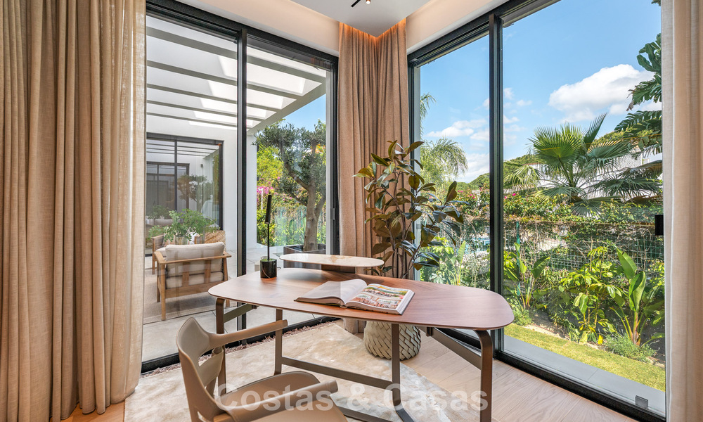 High-end, beachside villa met dakterras en jacuzzi waarvan zeezicht te koop ten oosten van Marbella centrum 799263