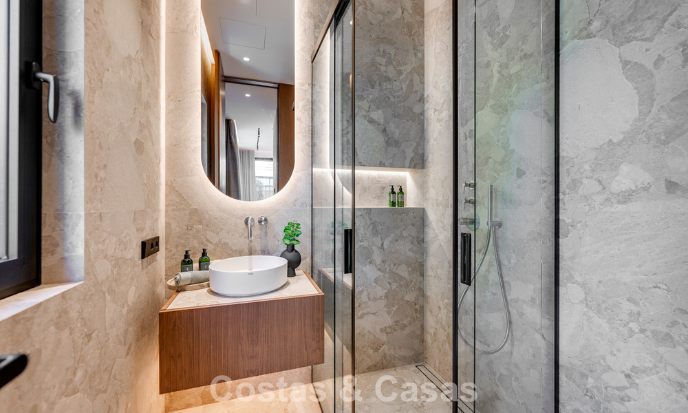 High-end, beachside villa met dakterras en jacuzzi waarvan zeezicht te koop ten oosten van Marbella centrum 799264