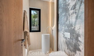 High-end, beachside villa met dakterras en jacuzzi waarvan zeezicht te koop ten oosten van Marbella centrum 799265 