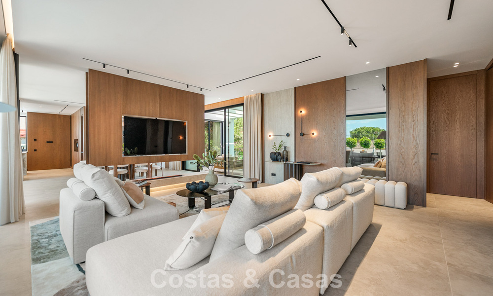 High-end, beachside villa met dakterras en jacuzzi waarvan zeezicht te koop ten oosten van Marbella centrum 799266