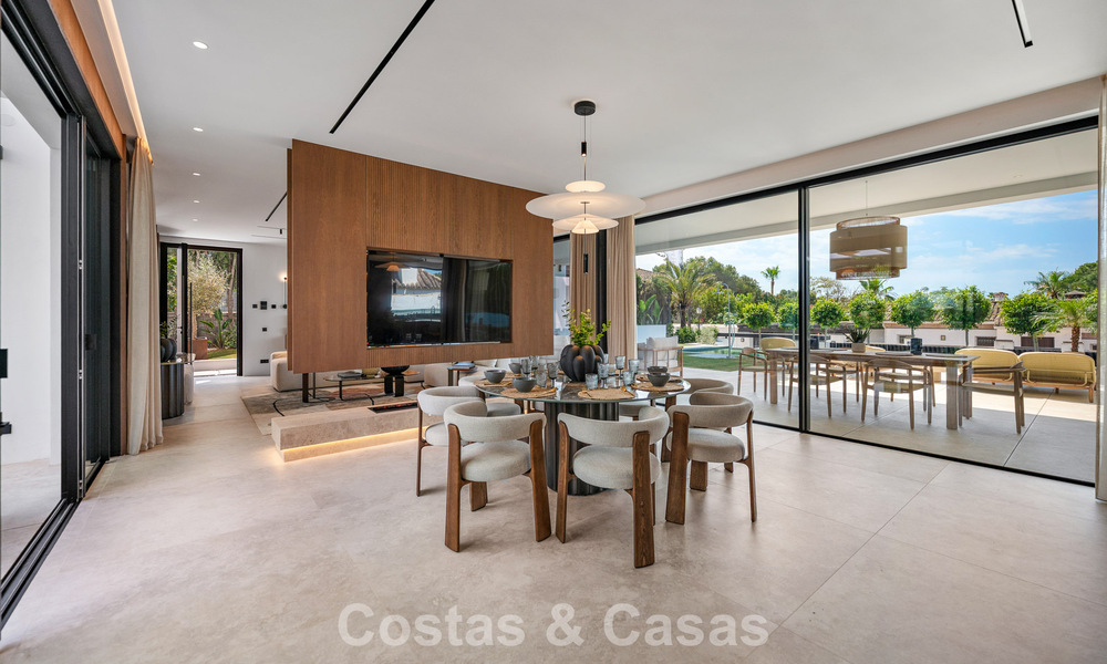 High-end, beachside villa met dakterras en jacuzzi waarvan zeezicht te koop ten oosten van Marbella centrum 799272