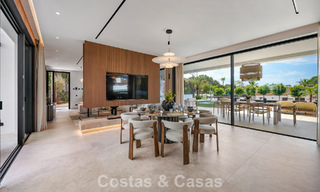 High-end, beachside villa met dakterras en jacuzzi waarvan zeezicht te koop ten oosten van Marbella centrum 799272 