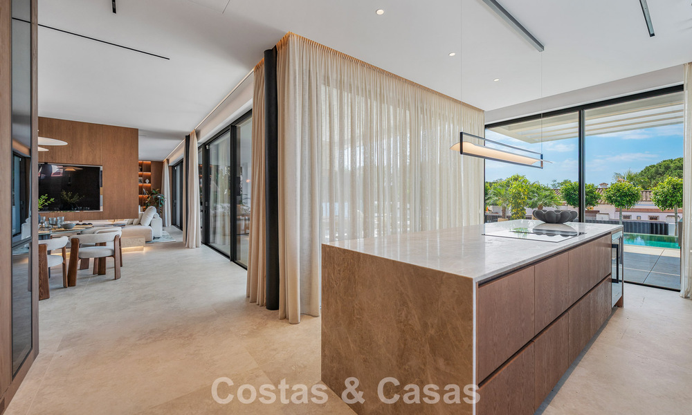 High-end, beachside villa met dakterras en jacuzzi waarvan zeezicht te koop ten oosten van Marbella centrum 799275