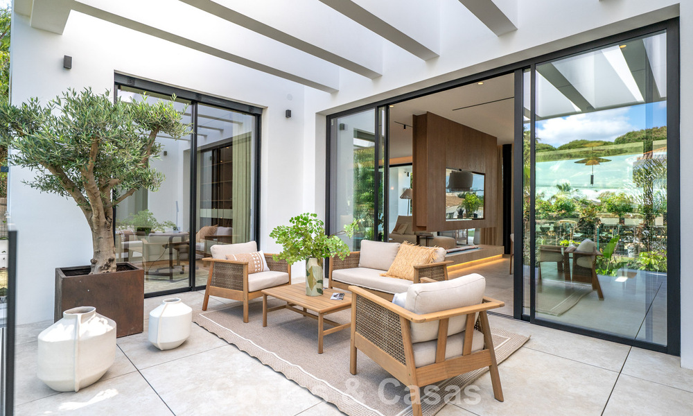 High-end, beachside villa met dakterras en jacuzzi waarvan zeezicht te koop ten oosten van Marbella centrum 799276