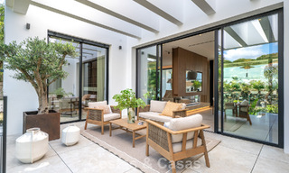 High-end, beachside villa met dakterras en jacuzzi waarvan zeezicht te koop ten oosten van Marbella centrum 799276 