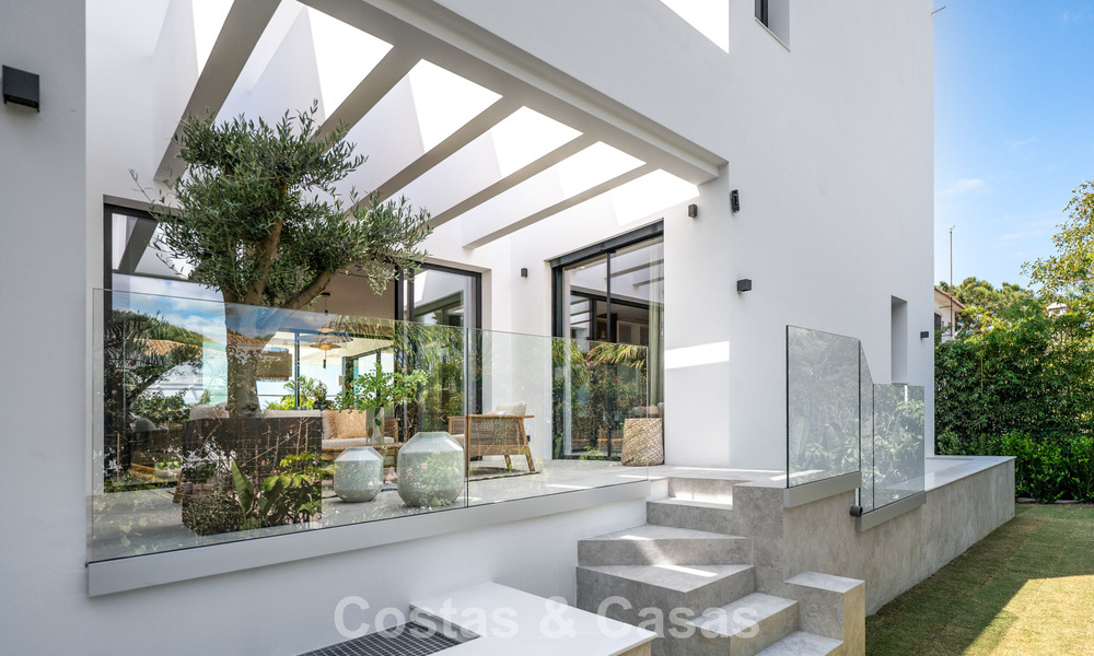 High-end, beachside villa met dakterras en jacuzzi waarvan zeezicht te koop ten oosten van Marbella centrum 799278