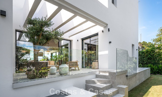 High-end, beachside villa met dakterras en jacuzzi waarvan zeezicht te koop ten oosten van Marbella centrum 799278 