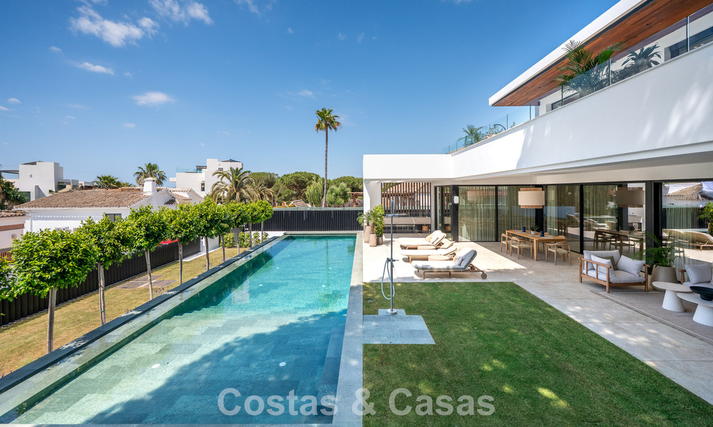 High-end, beachside villa met dakterras en jacuzzi waarvan zeezicht te koop ten oosten van Marbella centrum 799279