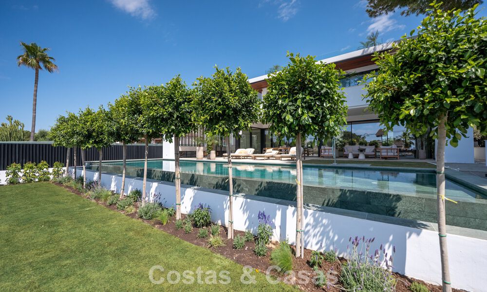 High-end, beachside villa met dakterras en jacuzzi waarvan zeezicht te koop ten oosten van Marbella centrum 799280