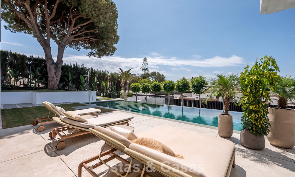 High-end, beachside villa met dakterras en jacuzzi waarvan zeezicht te koop ten oosten van Marbella centrum 799282