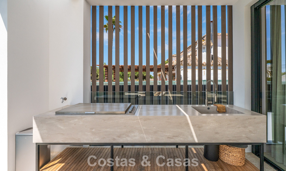 High-end, beachside villa met dakterras en jacuzzi waarvan zeezicht te koop ten oosten van Marbella centrum 799283