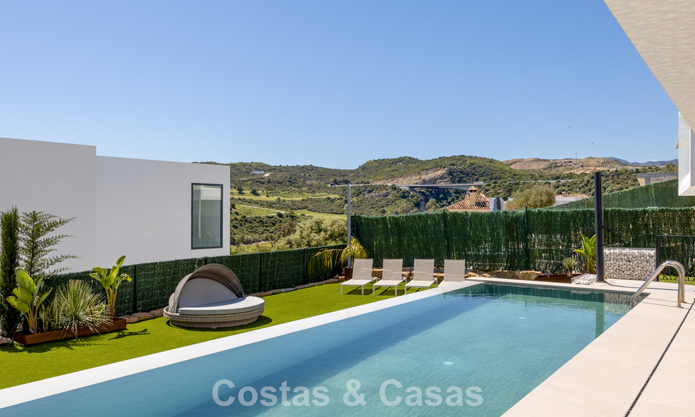 Moderne en instapklare villa te koop in een populaire golfwijk nabij Estepona centrum 799449