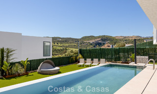 Moderne en instapklare villa te koop in een populaire golfwijk nabij Estepona centrum 799449 