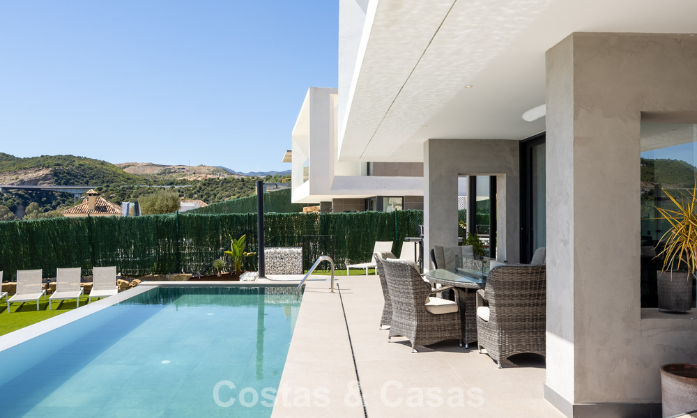 Moderne en instapklare villa te koop in een populaire golfwijk nabij Estepona centrum 799450