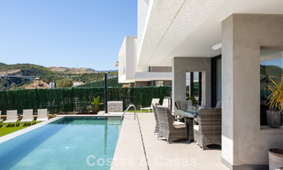 Moderne en instapklare villa te koop in een populaire golfwijk nabij Estepona centrum 799450 