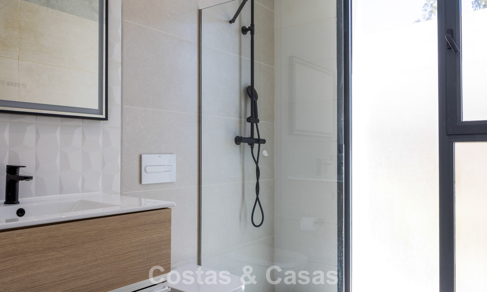 Moderne en instapklare villa te koop in een populaire golfwijk nabij Estepona centrum 799458