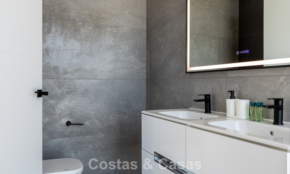Moderne en instapklare villa te koop in een populaire golfwijk nabij Estepona centrum 799460