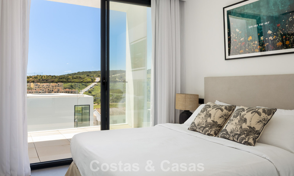 Moderne en instapklare villa te koop in een populaire golfwijk nabij Estepona centrum 799461