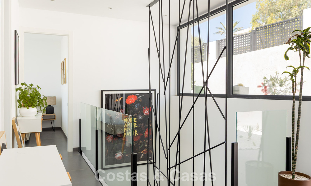 Moderne en instapklare villa te koop in een populaire golfwijk nabij Estepona centrum 799463