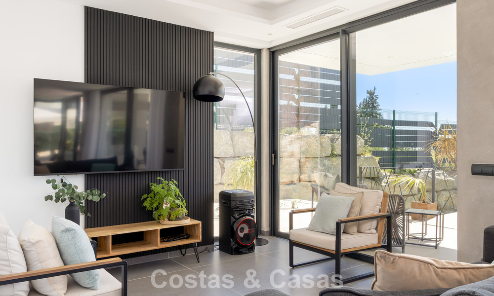 Moderne en instapklare villa te koop in een populaire golfwijk nabij Estepona centrum 799467
