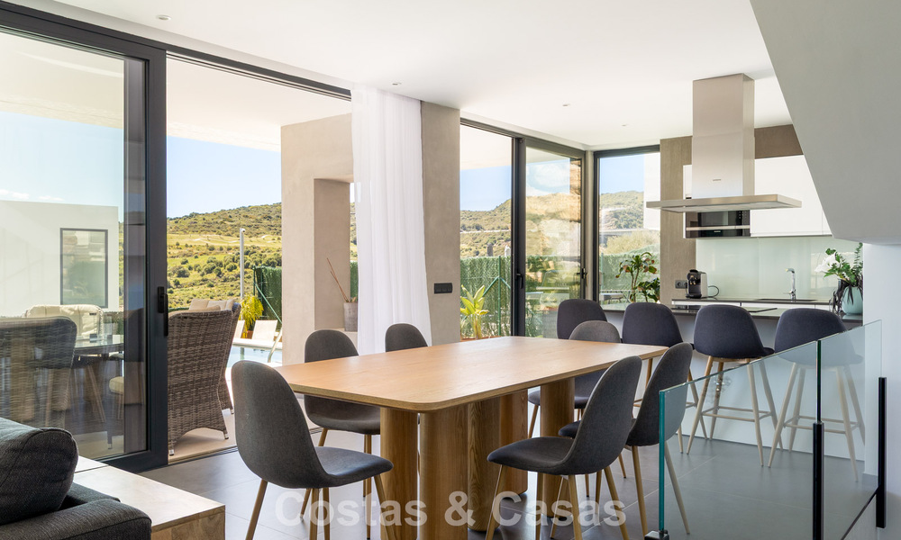 Moderne en instapklare villa te koop in een populaire golfwijk nabij Estepona centrum 799468