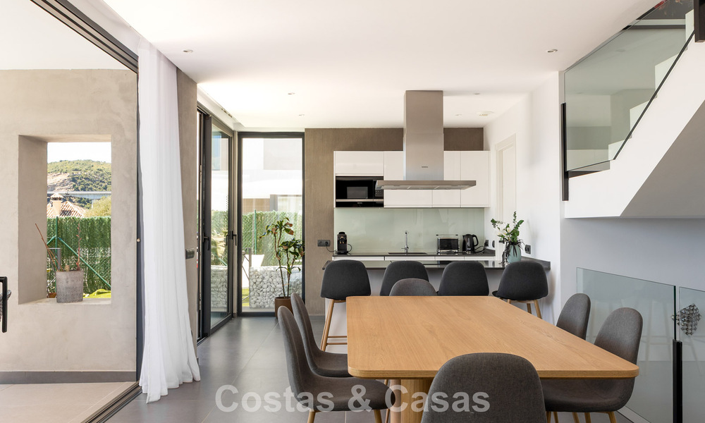 Moderne en instapklare villa te koop in een populaire golfwijk nabij Estepona centrum 799469