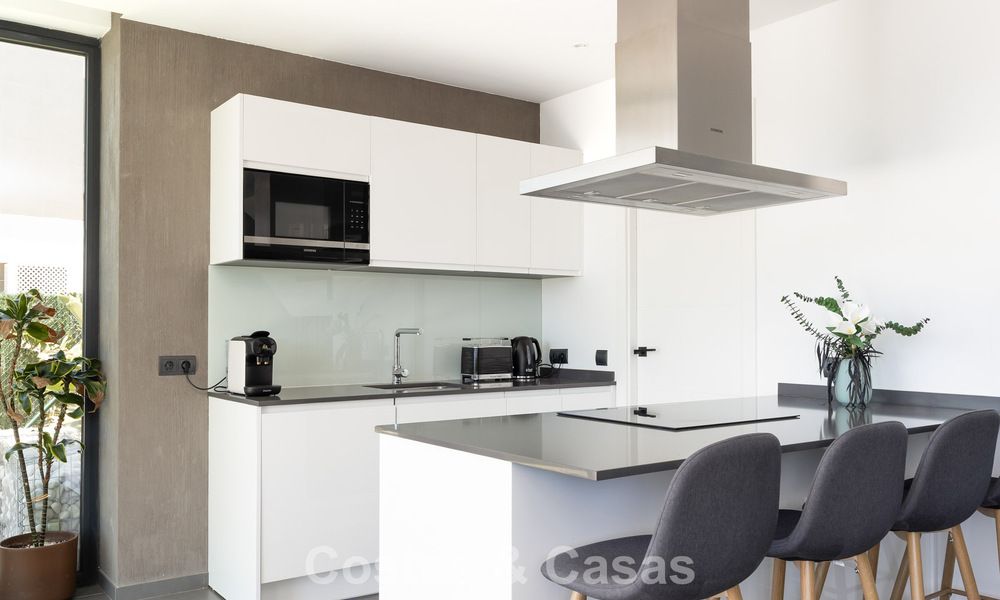Moderne en instapklare villa te koop in een populaire golfwijk nabij Estepona centrum 799470
