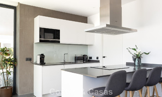 Moderne en instapklare villa te koop in een populaire golfwijk nabij Estepona centrum 799470 