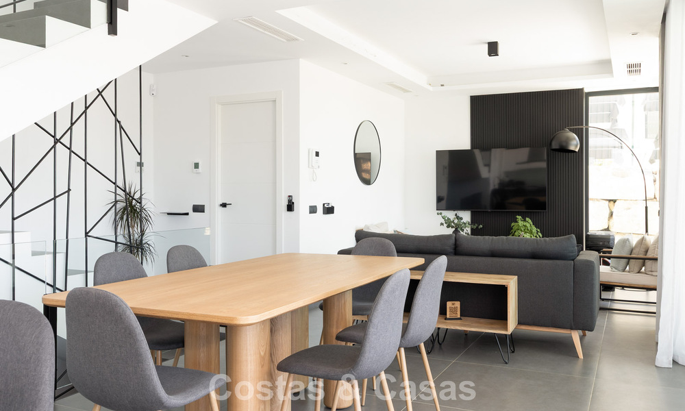 Moderne en instapklare villa te koop in een populaire golfwijk nabij Estepona centrum 799471
