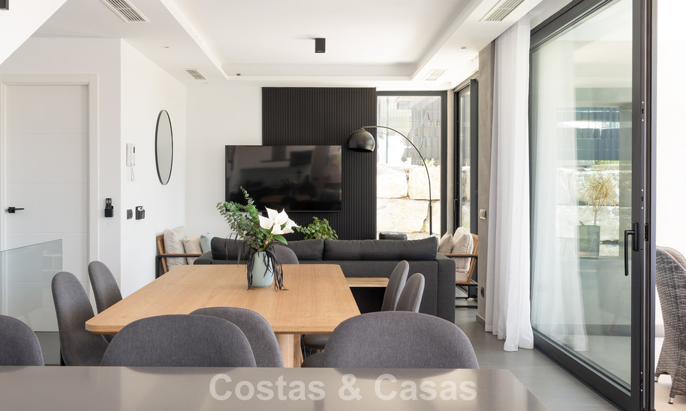 Moderne en instapklare villa te koop in een populaire golfwijk nabij Estepona centrum 799472