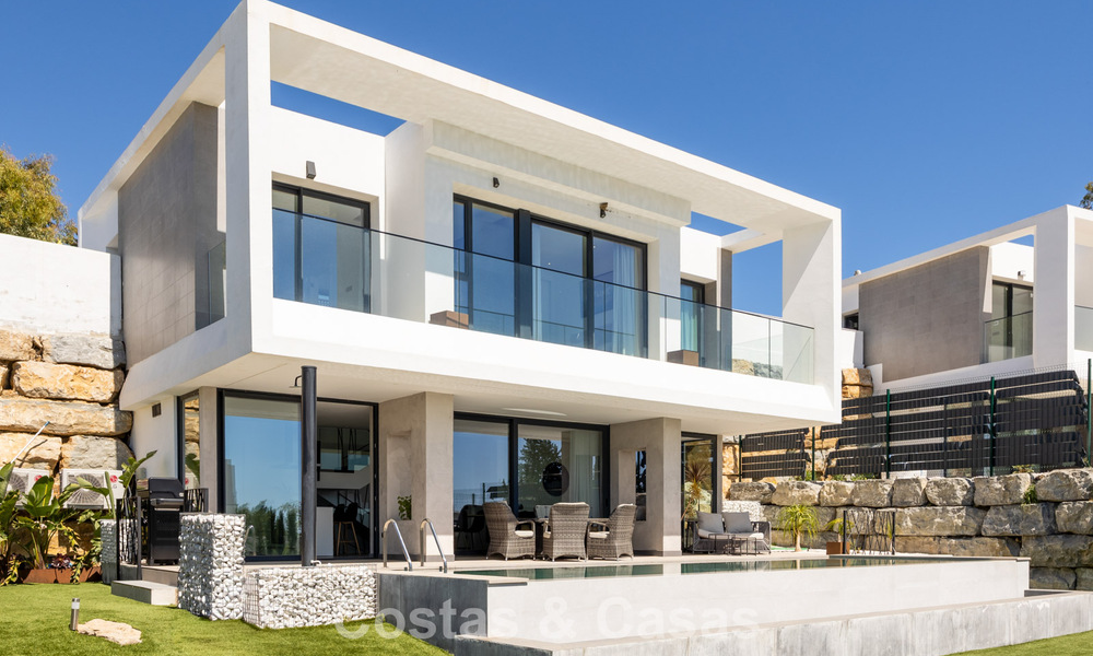 Moderne en instapklare villa te koop in een populaire golfwijk nabij Estepona centrum 799473