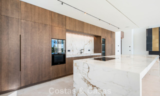 Nieuwe, moderne, architectonische villa met adembenemend zeezicht te koop op Marbella’s Golden Mile 799320 