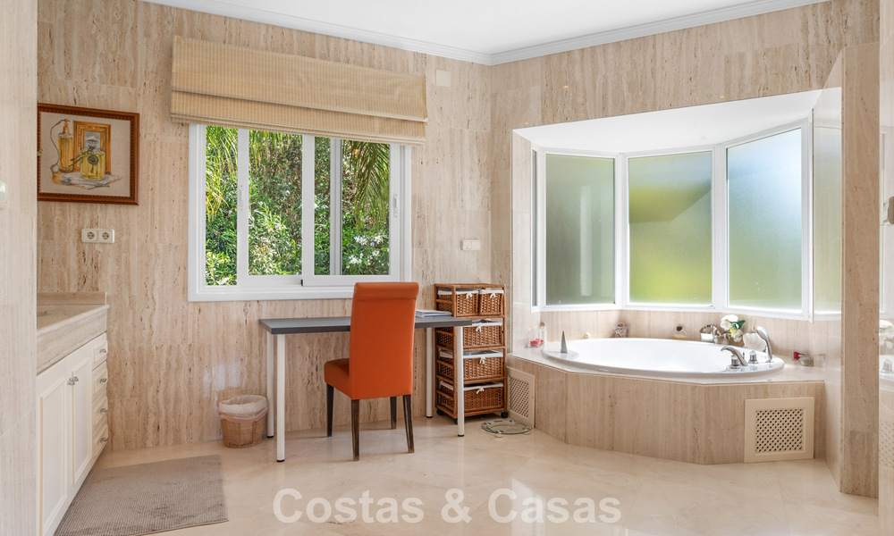 Tijdloze Spaanse luxevilla met grote tuin en zwembad te koop in de heuvels van Marbella - Benahavis 799384