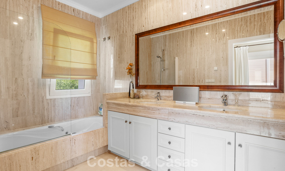 Tijdloze Spaanse luxevilla met grote tuin en zwembad te koop in de heuvels van Marbella - Benahavis 799389