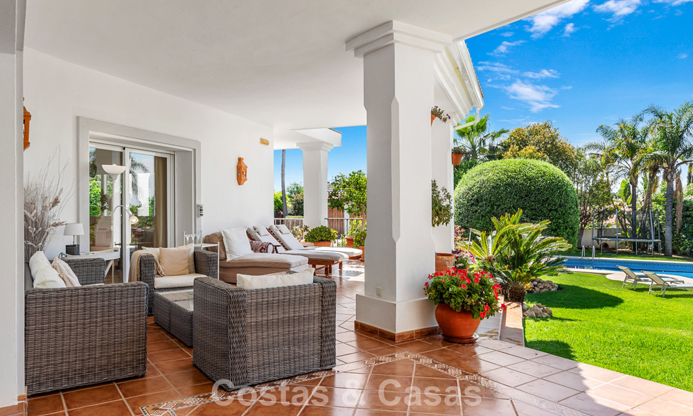 Tijdloze Spaanse luxevilla met grote tuin en zwembad te koop in de heuvels van Marbella - Benahavis 799394