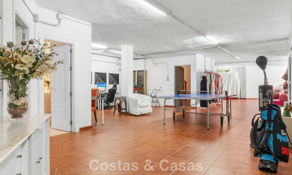 Tijdloze Spaanse luxevilla met grote tuin en zwembad te koop in de heuvels van Marbella - Benahavis 799405