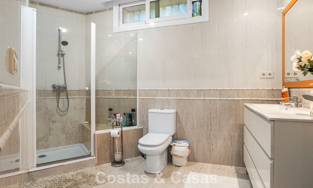 Tijdloze Spaanse luxevilla met grote tuin en zwembad te koop in de heuvels van Marbella - Benahavis 799407