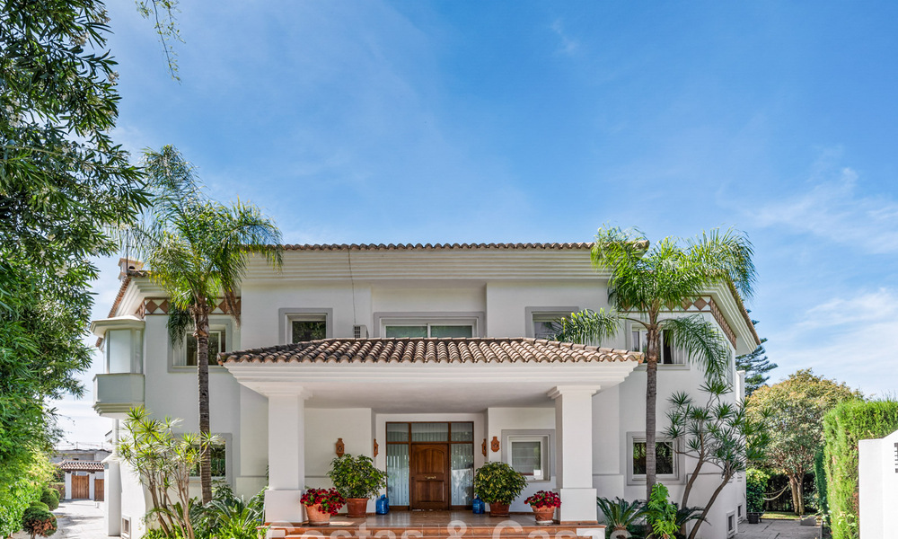 Tijdloze Spaanse luxevilla met grote tuin en zwembad te koop in de heuvels van Marbella - Benahavis 799416