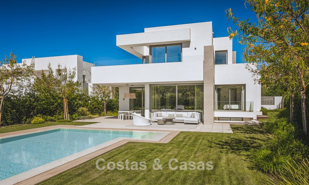 Stijlvolle hedendaagse villa te koop op de New Golden Mile tussen Marbella en Estepona 799478