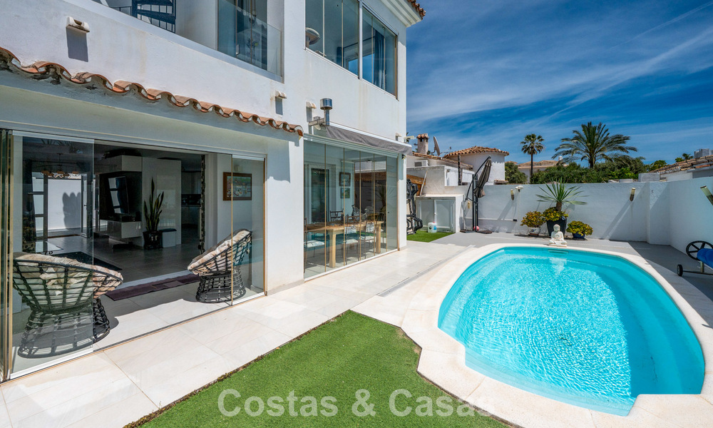 Instapklare, gemoderniseerde mediterrane villa te koop op enkele meters van het strand tussen Marbella en Estepona 799606