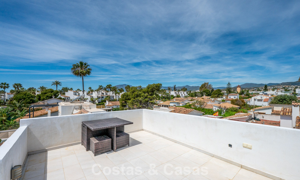 Instapklare, gemoderniseerde mediterrane villa te koop op enkele meters van het strand tussen Marbella en Estepona 799609