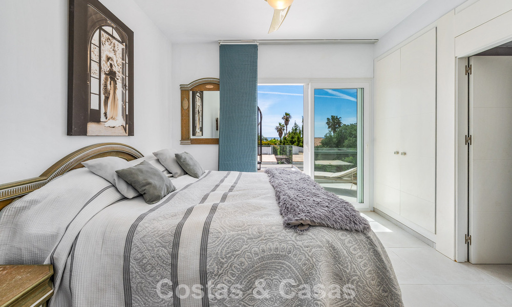 Instapklare, gemoderniseerde mediterrane villa te koop op enkele meters van het strand tussen Marbella en Estepona 799612